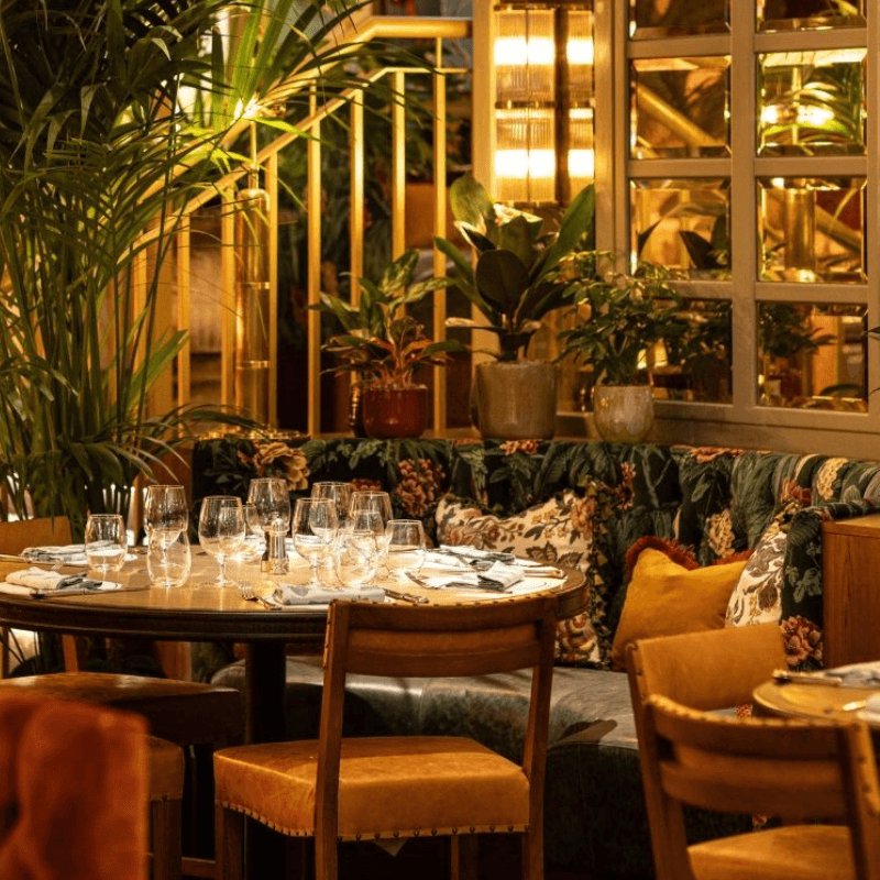 Ivy Nottingham curved booth